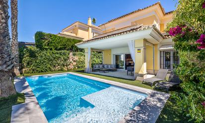Renovated semi-detached villa for sale with sea view on the golf course east of Marbella 800237