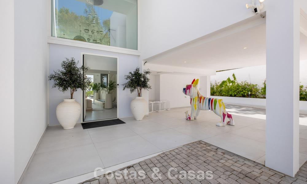 Moderne luxury villa with contemporary architecture and panoramic views for sale in the Hills of Marbella East 800263