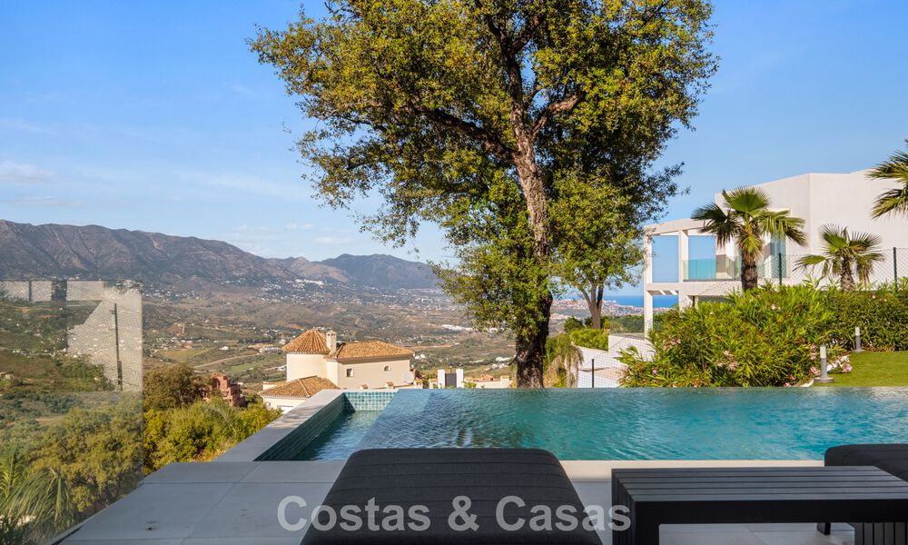 Moderne luxury villa with contemporary architecture and panoramic views for sale in the Hills of Marbella East 800264