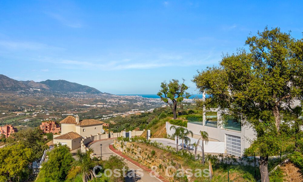 Moderne luxury villa with contemporary architecture and panoramic views for sale in the Hills of Marbella East 800266