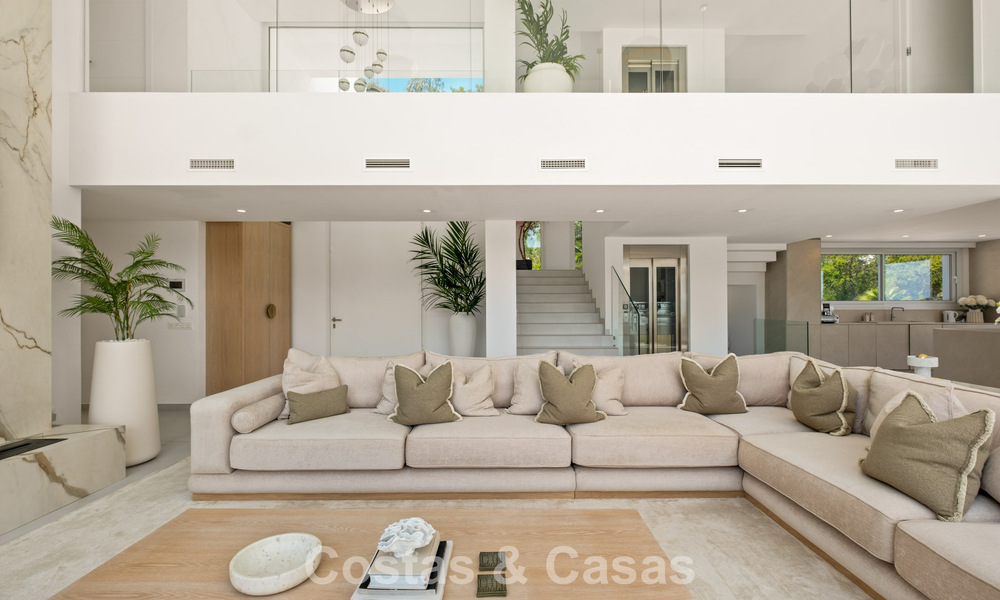 Moderne luxury villa with contemporary architecture and panoramic views for sale in the Hills of Marbella East 800283