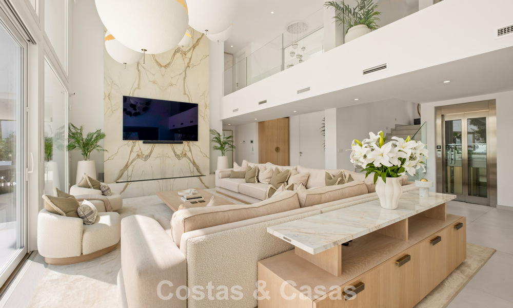 Moderne luxury villa with contemporary architecture and panoramic views for sale in the Hills of Marbella East 800284