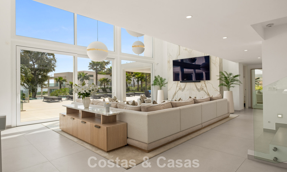 Moderne luxury villa with contemporary architecture and panoramic views for sale in the Hills of Marbella East 800285