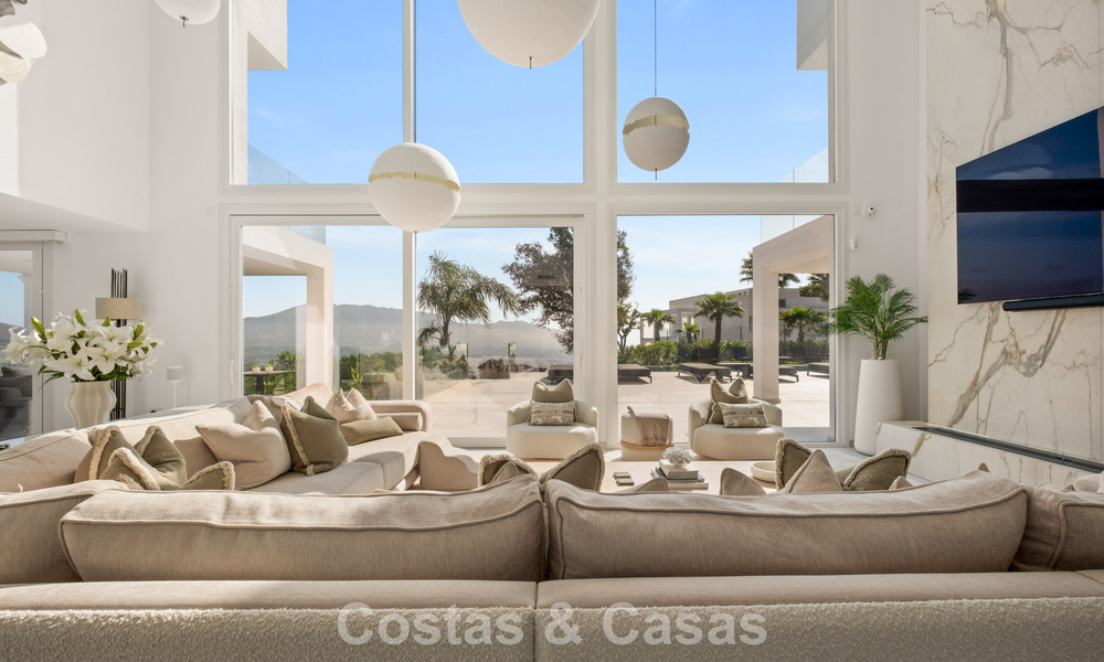 Moderne luxury villa with contemporary architecture and panoramic views for sale in the Hills of Marbella East 800300