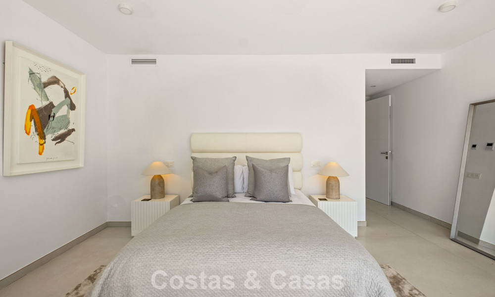 Moderne luxury villa with contemporary architecture and panoramic views for sale in the Hills of Marbella East 800307