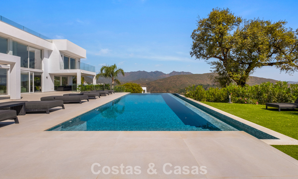Moderne luxury villa with contemporary architecture and panoramic views for sale in the Hills of Marbella East 800310
