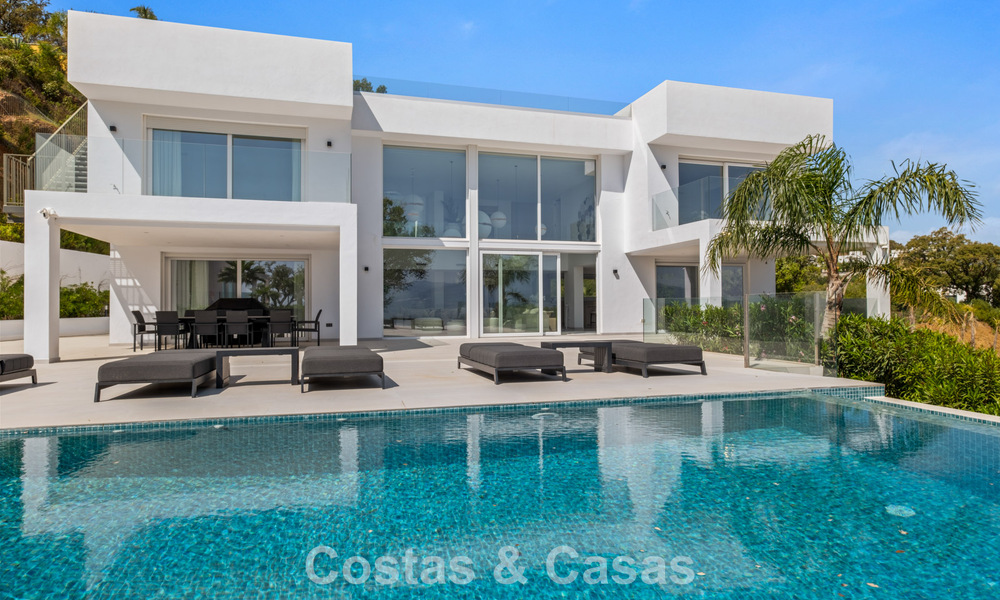 Moderne luxury villa with contemporary architecture and panoramic views for sale in the Hills of Marbella East 800313