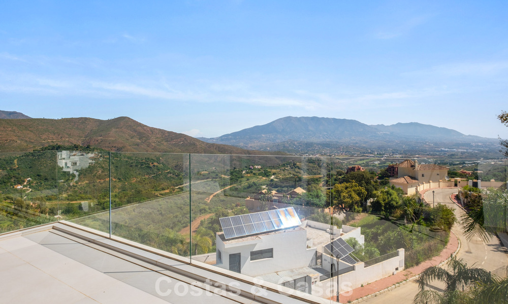 Moderne luxury villa with contemporary architecture and panoramic views for sale in the Hills of Marbella East 800316