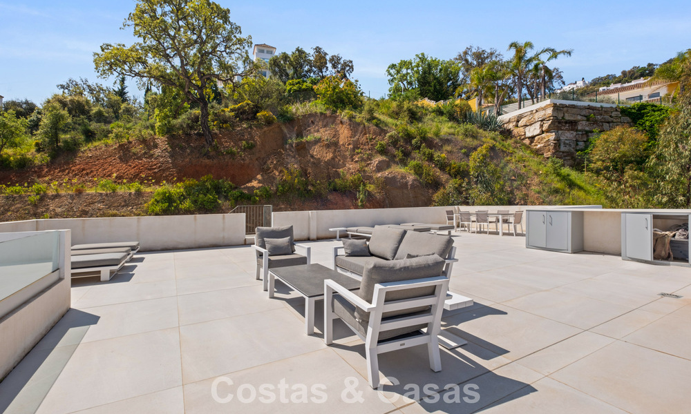 Moderne luxury villa with contemporary architecture and panoramic views for sale in the Hills of Marbella East 800321