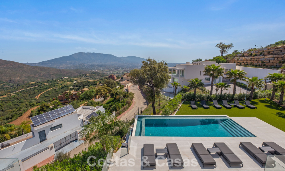 Moderne luxury villa with contemporary architecture and panoramic views for sale in the Hills of Marbella East 800322