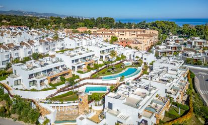 Luxury townhouse for sale near Puente Romano, Marbella’s Golden Mile 800378