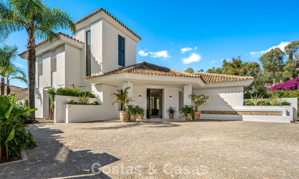Modern mediterranean luxury villa for sale in a gated community in Marbella - Benahavís 800405