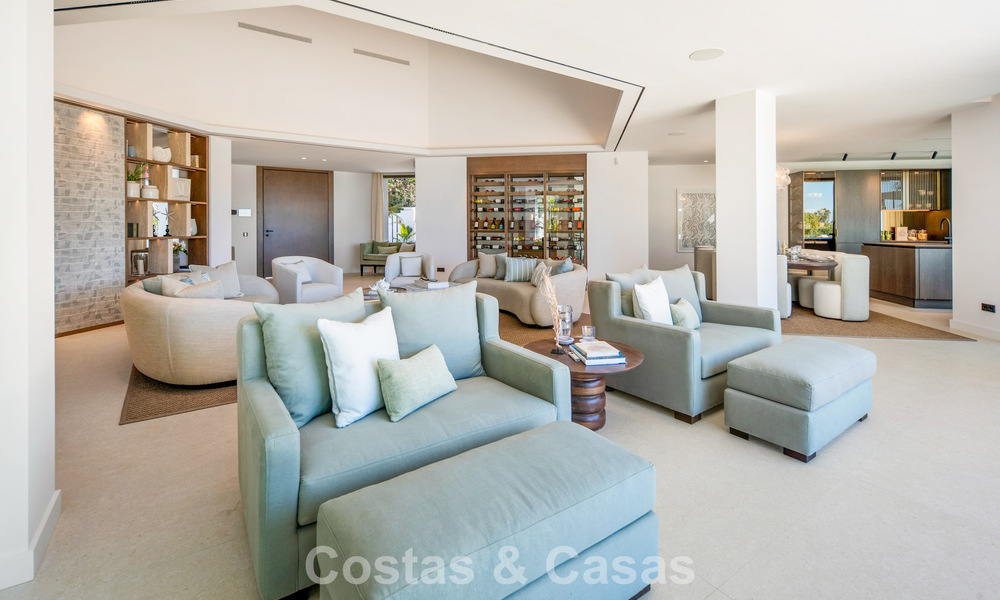 Modern mediterranean luxury villa for sale in a gated community in Marbella - Benahavís 800413