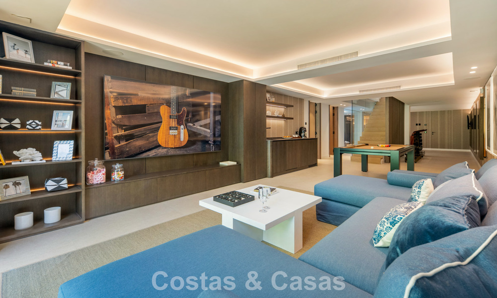 Modern mediterranean luxury villa for sale in a gated community in Marbella - Benahavís 800467