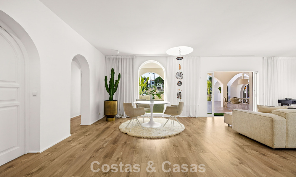 Mediterranean-style luxury ground-floor villa for sale frontline golf in Guadalmina, Marbella 800561