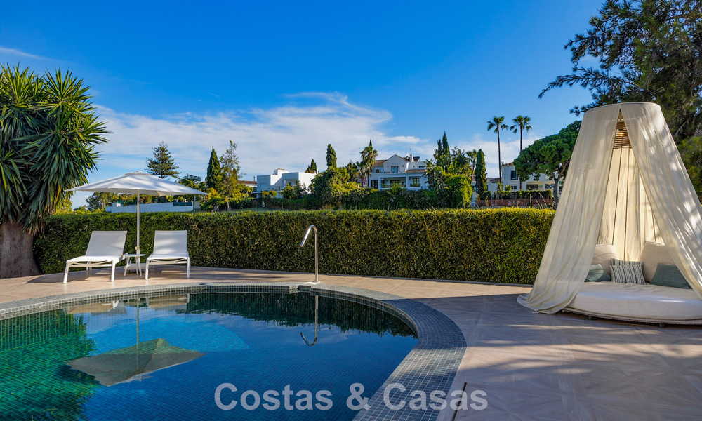 Mediterranean-style luxury ground-floor villa for sale frontline golf in Guadalmina, Marbella 800564