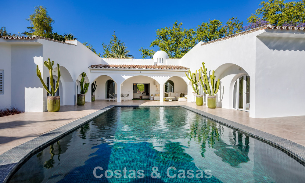 Mediterranean-style luxury ground-floor villa for sale frontline golf in Guadalmina, Marbella 800574