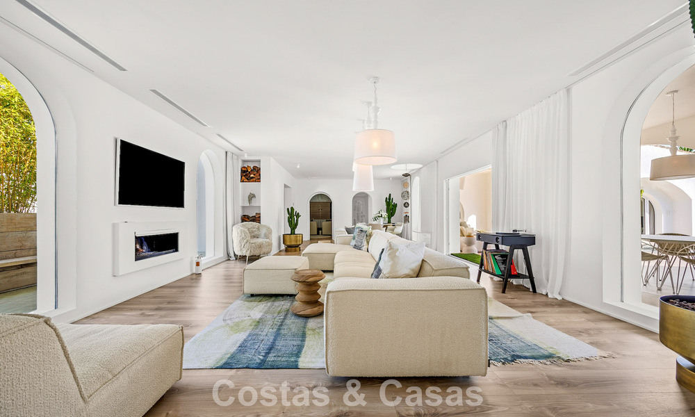 Mediterranean-style luxury ground-floor villa for sale frontline golf in Guadalmina, Marbella 800575