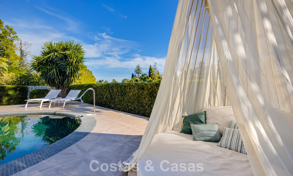 Mediterranean-style luxury ground-floor villa for sale frontline golf in Guadalmina, Marbella 800581