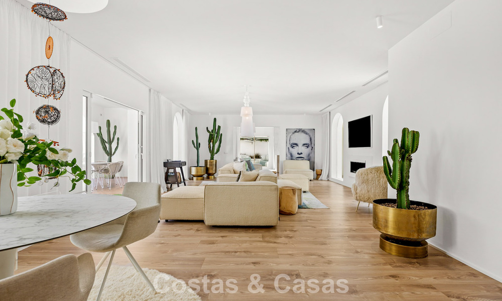 Mediterranean-style luxury ground-floor villa for sale frontline golf in Guadalmina, Marbella 800582