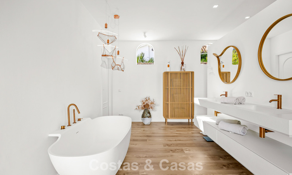 Mediterranean-style luxury ground-floor villa for sale frontline golf in Guadalmina, Marbella 800588