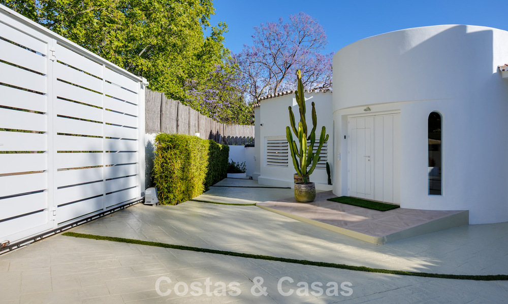 Mediterranean-style luxury ground-floor villa for sale frontline golf in Guadalmina, Marbella 800589