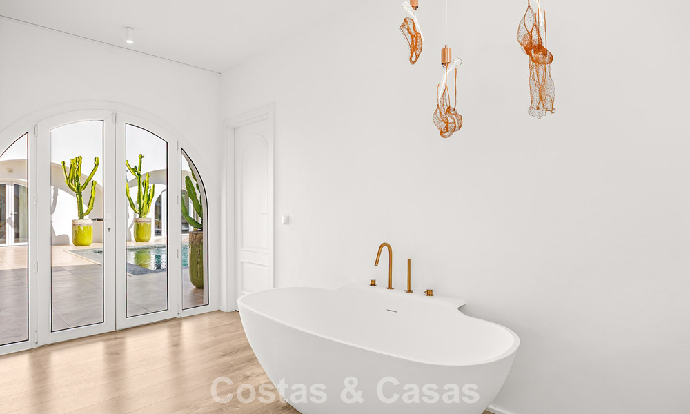 Mediterranean-style luxury ground-floor villa for sale frontline golf in Guadalmina, Marbella 800590