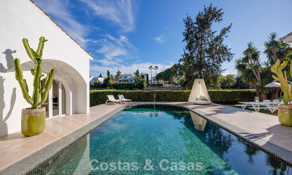 Mediterranean-style luxury ground-floor villa for sale frontline golf in Guadalmina, Marbella 800598