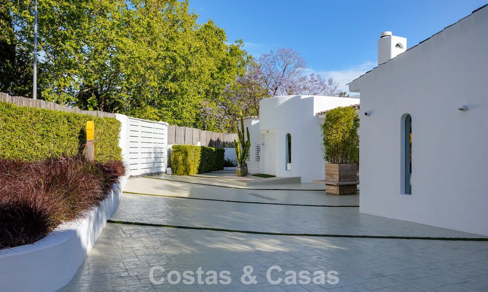 Mediterranean-style luxury ground-floor villa for sale frontline golf in Guadalmina, Marbella 800600