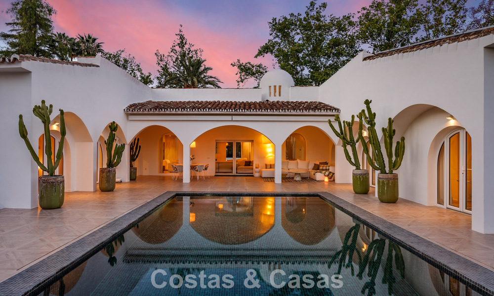 Mediterranean-style luxury ground-floor villa for sale frontline golf in Guadalmina, Marbella 800604