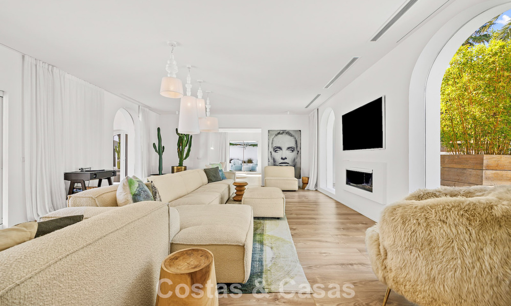 Mediterranean-style luxury ground-floor villa for sale frontline golf in Guadalmina, Marbella 800605