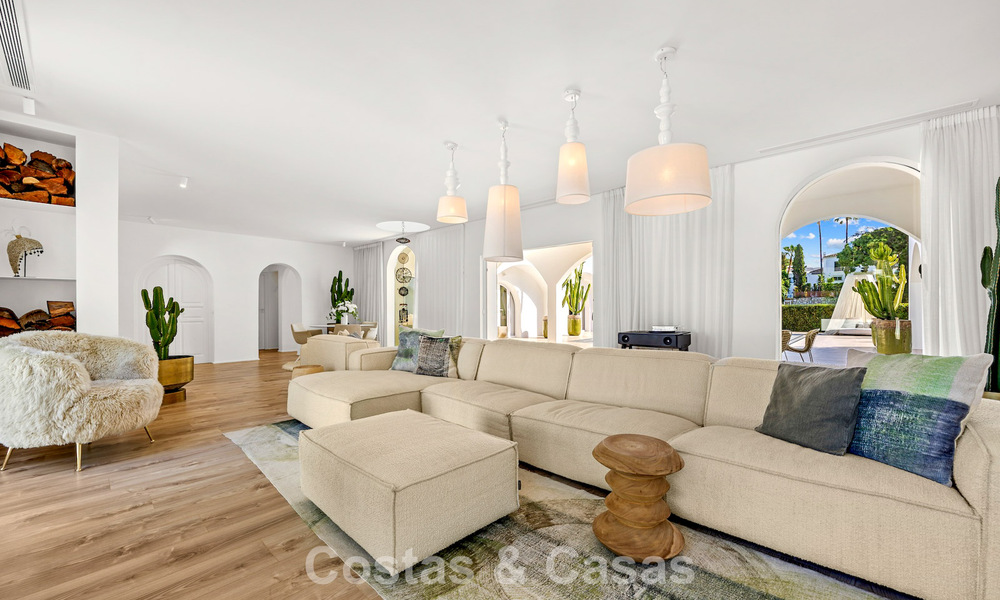 Mediterranean-style luxury ground-floor villa for sale frontline golf in Guadalmina, Marbella 800606