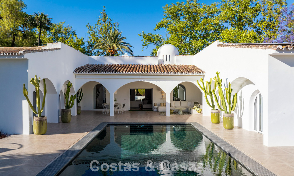 Mediterranean-style luxury ground-floor villa for sale frontline golf in Guadalmina, Marbella 800609