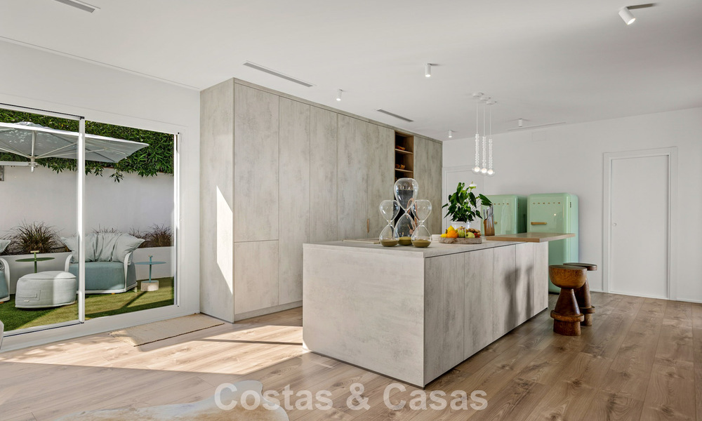 Mediterranean-style luxury ground-floor villa for sale frontline golf in Guadalmina, Marbella 800611