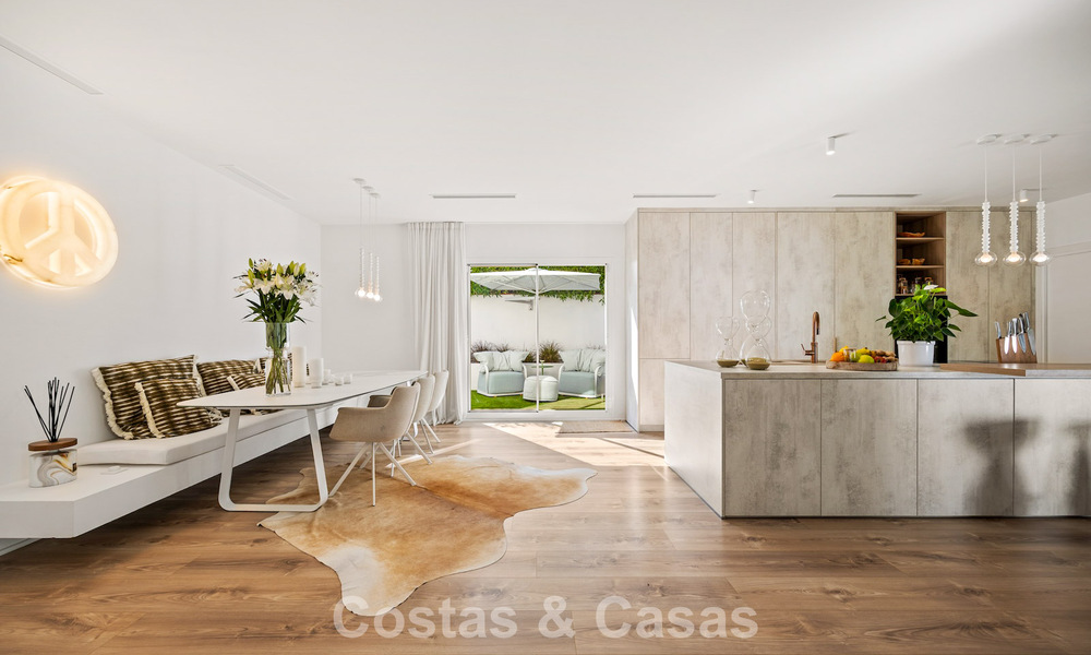 Mediterranean-style luxury ground-floor villa for sale frontline golf in Guadalmina, Marbella 800612
