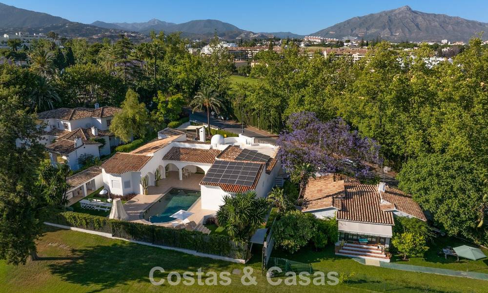 Mediterranean-style luxury ground-floor villa for sale frontline golf in Guadalmina, Marbella 800617