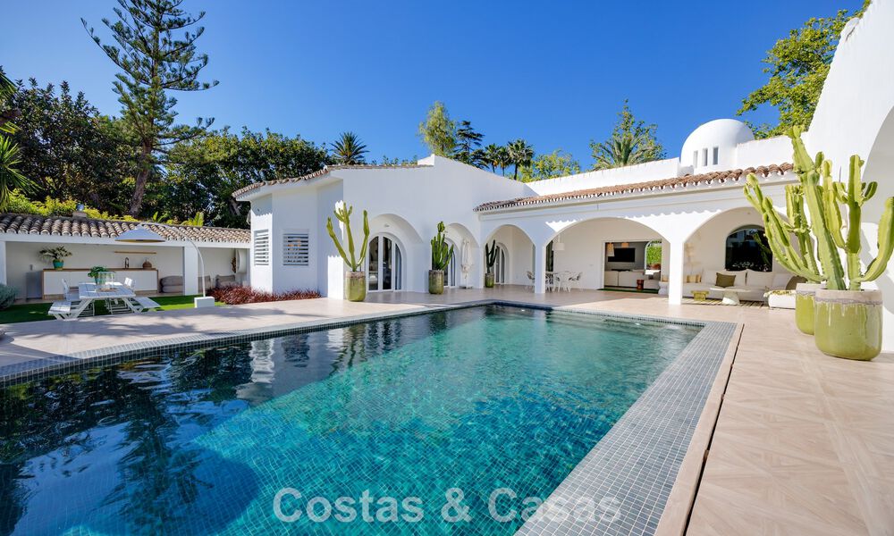 Mediterranean-style luxury ground-floor villa for sale frontline golf in Guadalmina, Marbella 800626