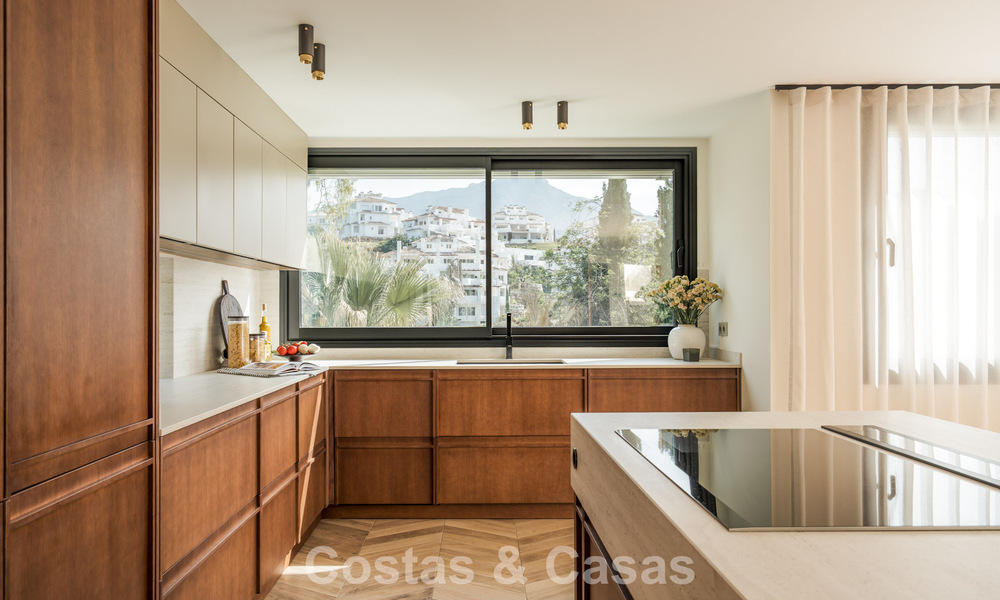 Luxuriously, contemporarily, renovated villa for sale in a gated community in Nueva Andalucía’s Golf Valley, Marbella 800745