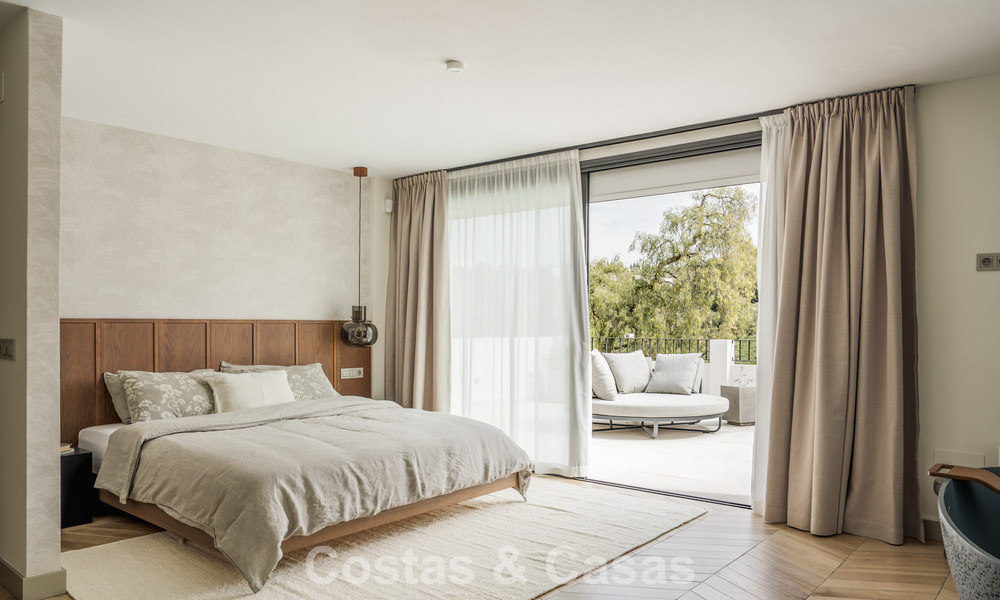 Luxuriously, contemporarily, renovated villa for sale in a gated community in Nueva Andalucía’s Golf Valley, Marbella 800751