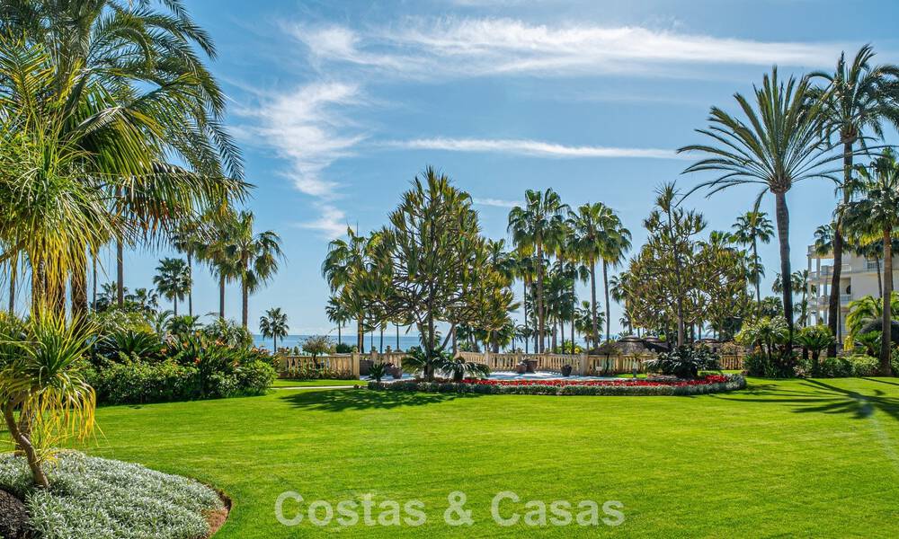 First-class beachfront apartment for sale in the five-star Las Dunas Park, Marbella - Estepona 800868