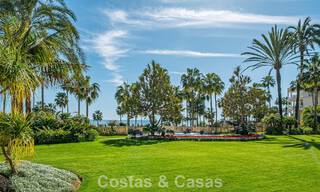 First-class beachfront apartment for sale in the five-star Las Dunas Park, Marbella - Estepona 800868 