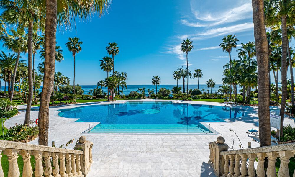 First-class beachfront apartment for sale in the five-star Las Dunas Park, Marbella - Estepona 800869