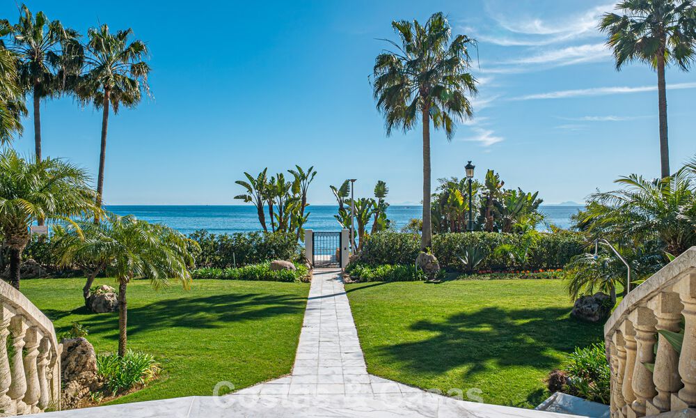 First-class beachfront apartment for sale in the five-star Las Dunas Park, Marbella - Estepona 800870