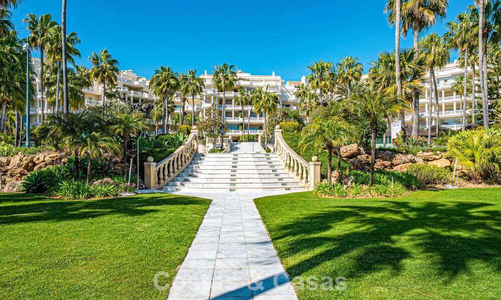 First-class beachfront apartment for sale in the five-star Las Dunas Park, Marbella - Estepona 800871