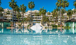 First-class beachfront apartment for sale in the five-star Las Dunas Park, Marbella - Estepona 800873 