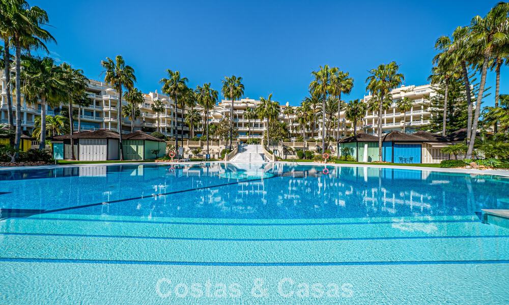 First-class beachfront apartment for sale in the five-star Las Dunas Park, Marbella - Estepona 800874