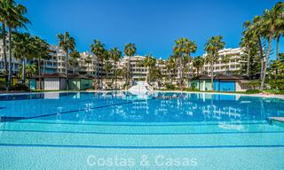 First-class beachfront apartment for sale in the five-star Las Dunas Park, Marbella - Estepona 800874 