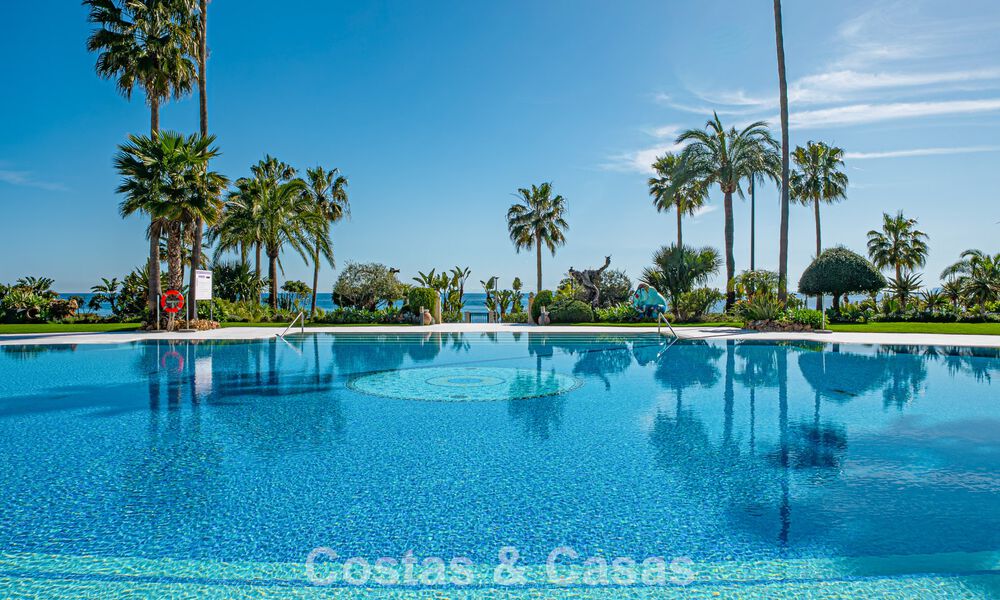 First-class beachfront apartment for sale in the five-star Las Dunas Park, Marbella - Estepona 800875