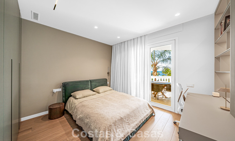 First-class beachfront apartment for sale in the five-star Las Dunas Park, Marbella - Estepona 800879