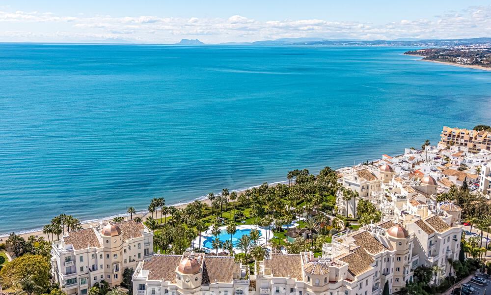 First-class beachfront apartment for sale in the five-star Las Dunas Park, Marbella - Estepona 800888